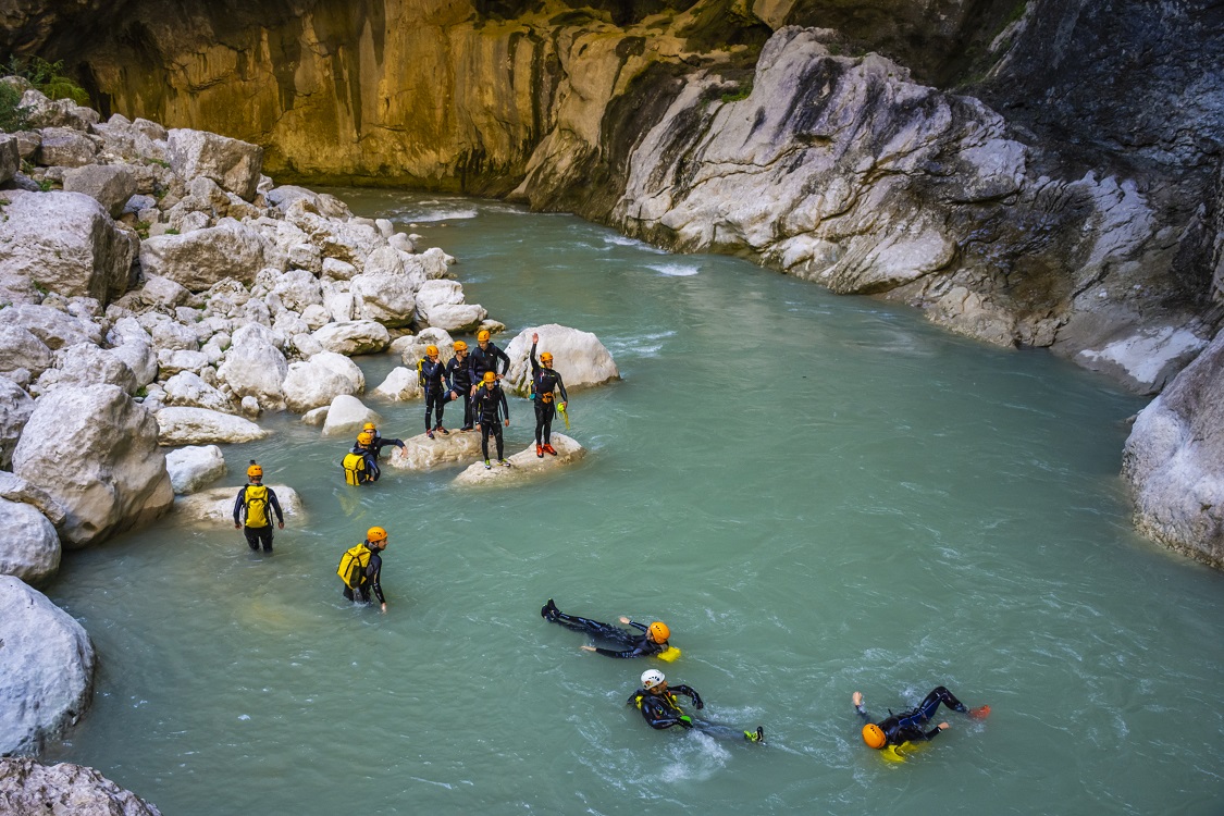 Le canyoning et l'aqua rando dans les gorges du Verdon : superbe activités à faire en famille pour vos vacances à Moustiers ! (©AD04-Philippe Murtas)