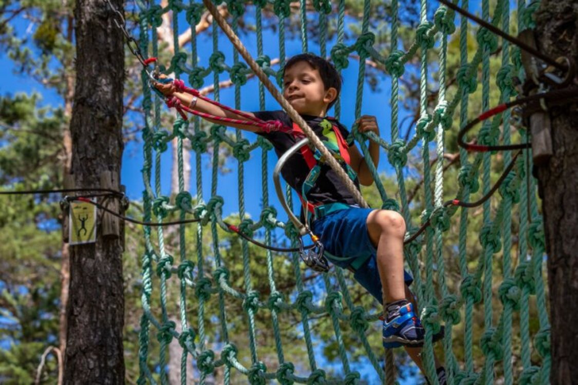 Initiation à l'escalade et parcours aventure pour les enfants à proximité de Moustiers (©ADVENTURE FOREST)