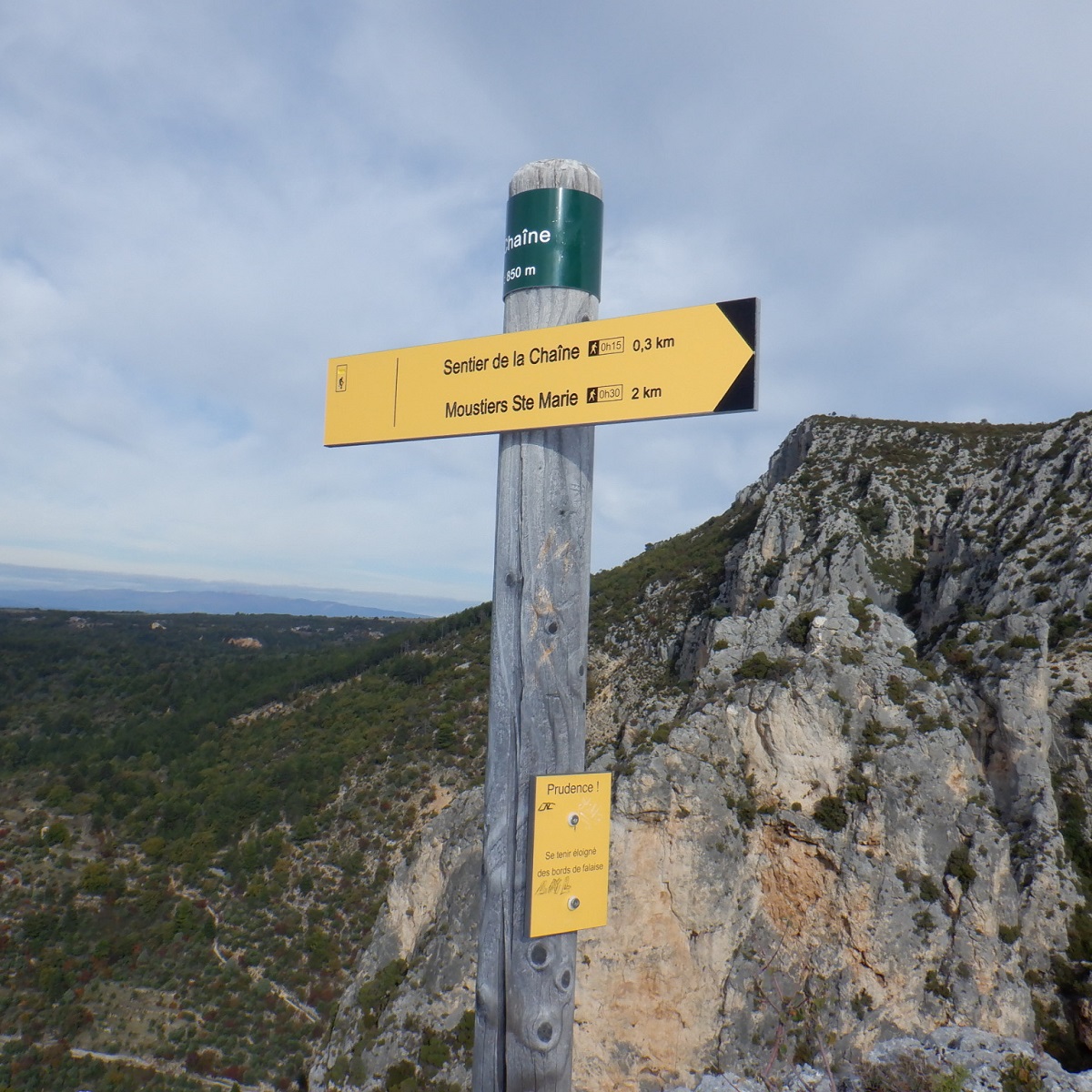 La balise située à quelques mètres seulement de la chaîne de l'étoile légendaire de Moustiers !