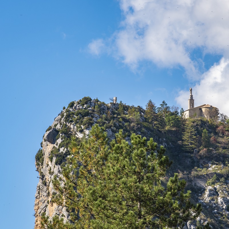 Castellane, la "Porte du Verdon", et sa chapelle Notre-Dame du Roc marquent l'arrivée de cette grande randonnée en itinérance !