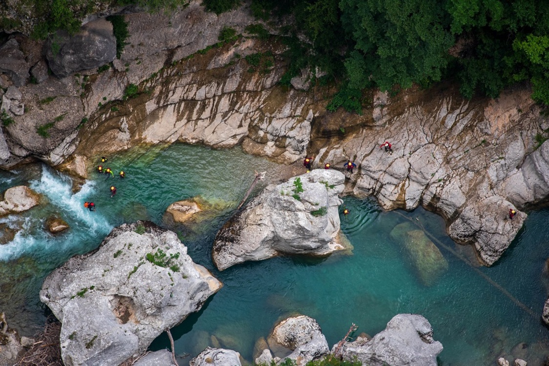 Dans le secteur du Grand Canyon du Verdon plus spécifiquement, l’ensemble des activités eau vive (canyoning et aqua rando, rafting, etc.) sont de ce fait obligatoirement encadrées... [Crédit photo : ©Alain Stollon Visualhunt]