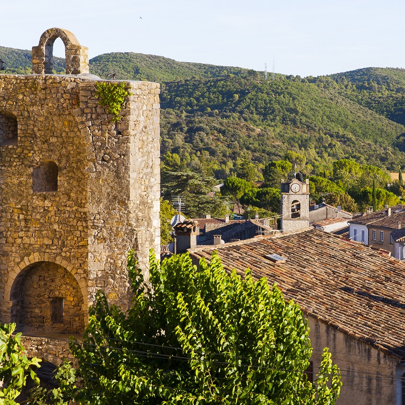 La ville thermale de Gréoux-les-Bains et son château des Templiers marquent l'arrivée de cette grande randonnée en itinérance !