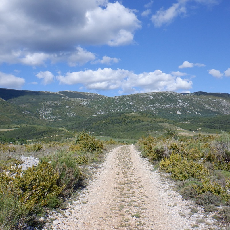 Sur le plateau de Vénascle, chemin en direction du hameau de Vincel et perspective sur le massif de Montdenier