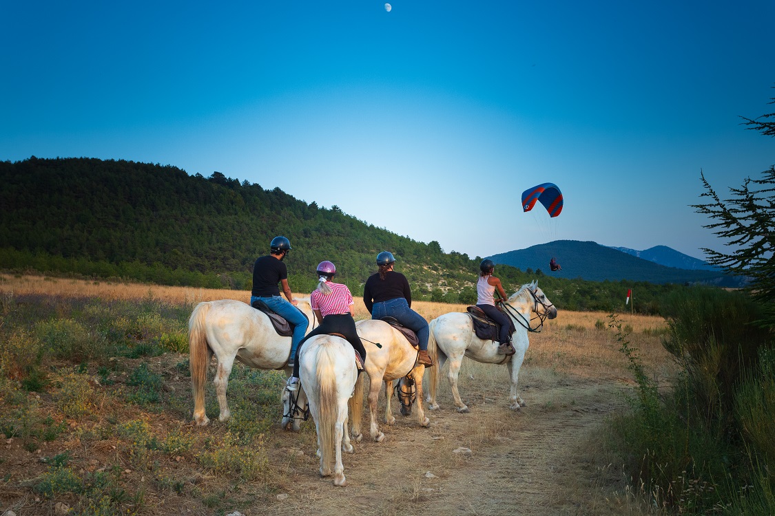 L'équitation : superbe activité à faire en famille depuis Moustiers (©Adrien Noat)