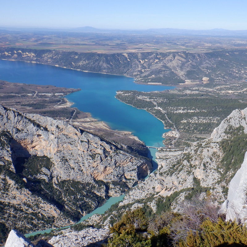 La perspective unique sur la fin du Grand Canyon et l'embouchure du Verdon sur le lac de Sainte-Croix !