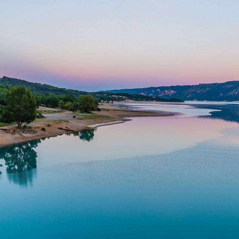 Le lac de Sainte-Croix, à proximité du pont de Galetas et de la plage du même nom, au coucher du soleil