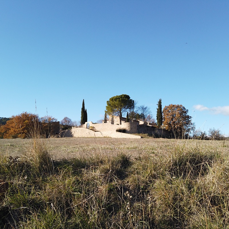 Au départ de la randonnée, l'ancienne ferme fortifiée de l'Hert (propriété privée) marquera le début de la "grosse montée" de l'itinéraire...