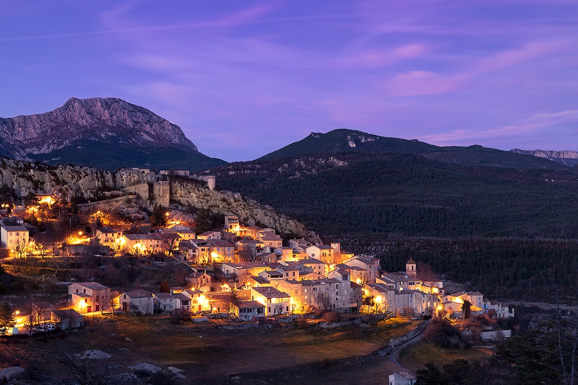 Le village de Trigance à la tombée de la nuit (©Adrien Noat)