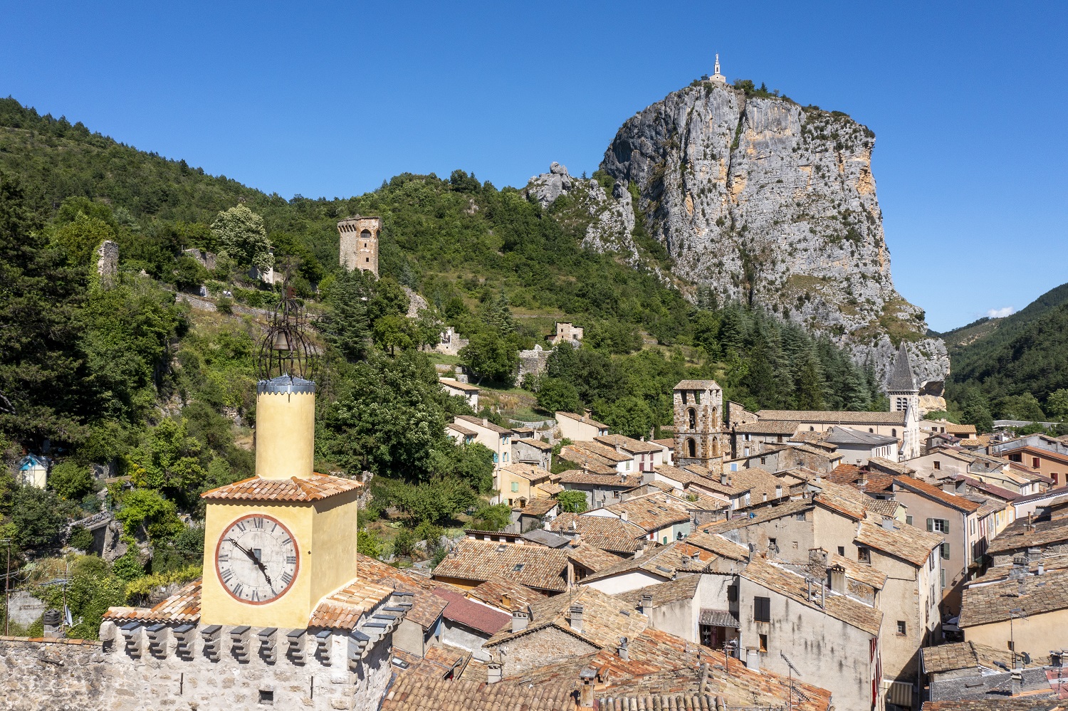 Le village de Castellane et sa chapelle Notre-Dame du Roc (©VCC04-Thibaut Vergoz)