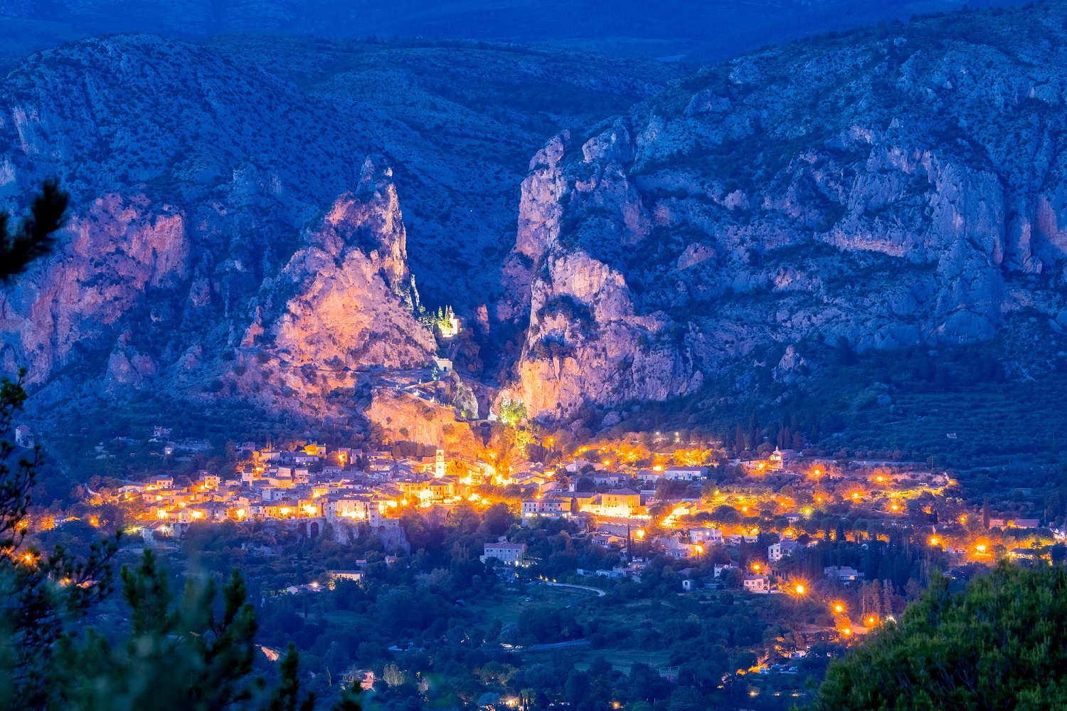 Notre superbe village de Moustiers-Sainte-Marie, à la tombée de la nuit... (©Loïc Lagarde)