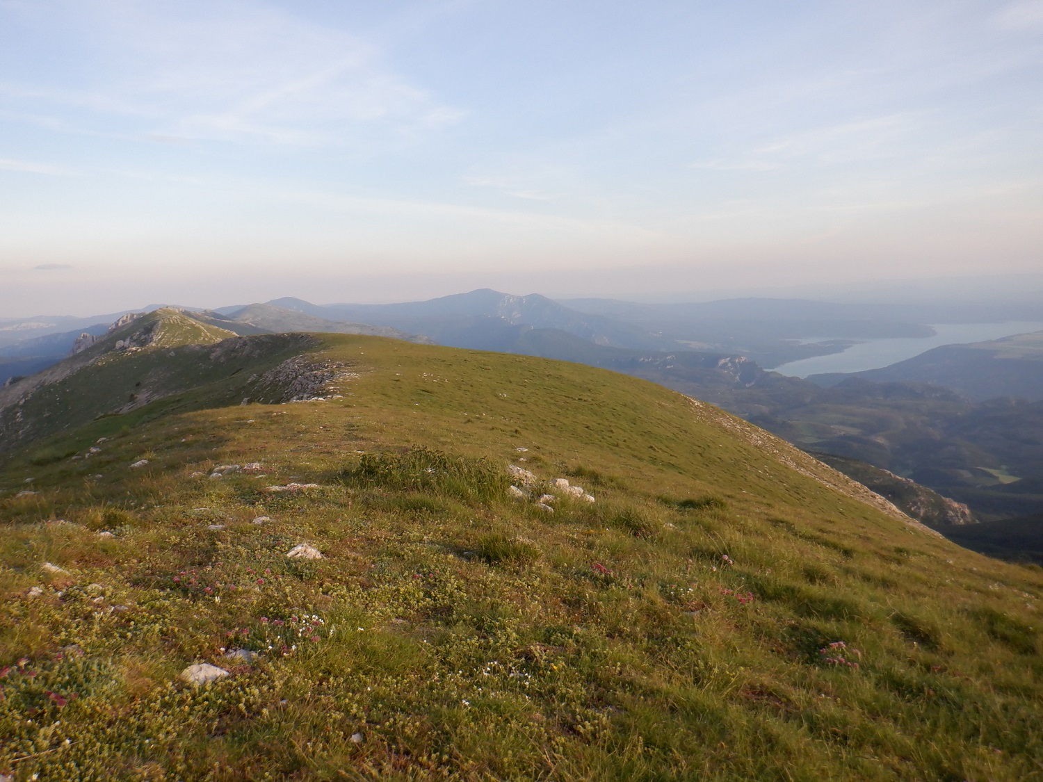 La crête du Montdenier, la montagne située au-dessus du village de Saint-Jurs
