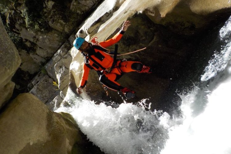 Saut dans le canyon de Saint Auban avec ROCKSIDERS