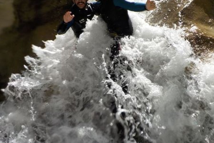 Toboggan aquatique dans le canyon de Saint Auban avec ROCKSIDERS