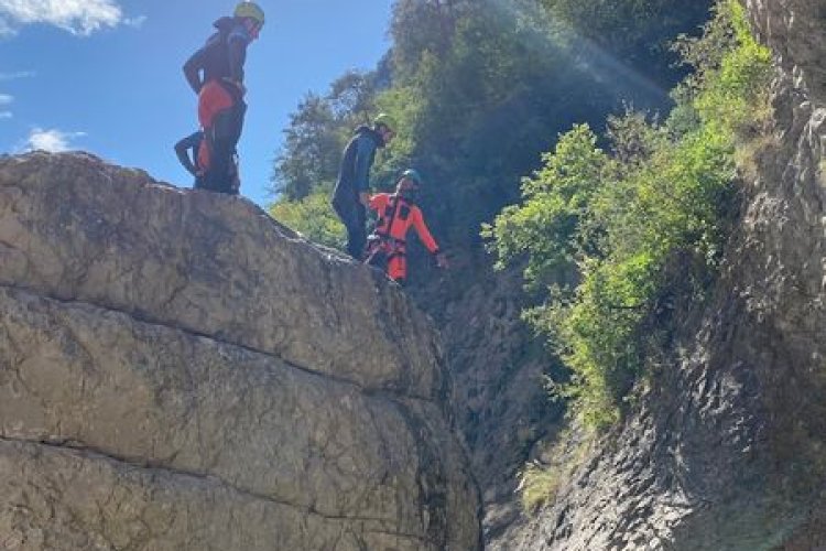 Saut en canyoning avec ROCKSIDERS