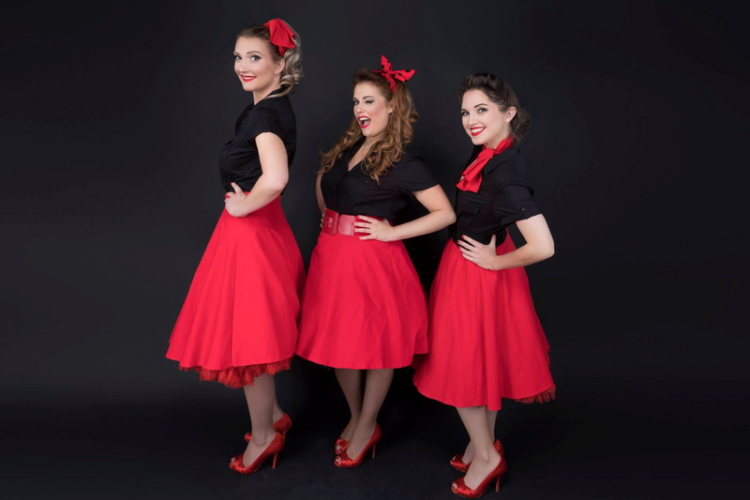 "Place à la Musique" : déambulation avec COCKTAIL MADEMOISELLES !_Moustiers-Sainte-Marie