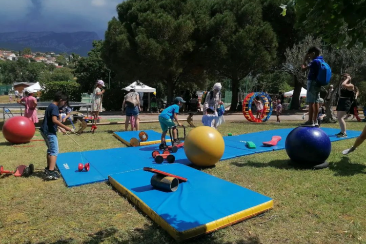 Ecole de Cirque "Regarde en Haut" - Esplanade école primaire