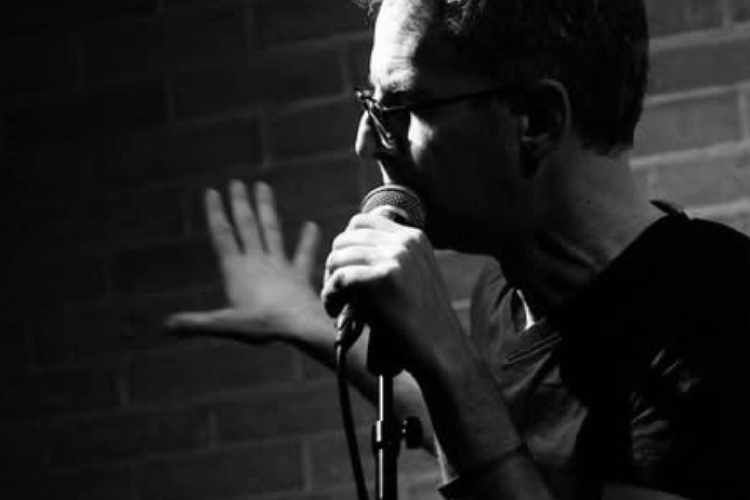Patrick Sans Doute auf einem Konzert im Mouton Noir_Moustiers-Sainte-Marie
