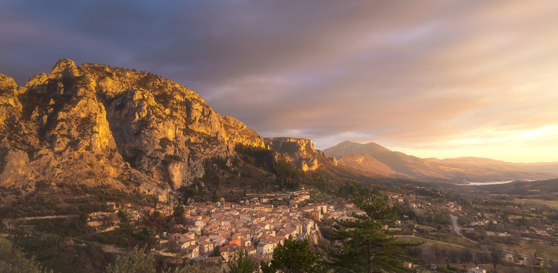 Moustiers-Sainte-Marie, joyau du verdon au coucher du soleil