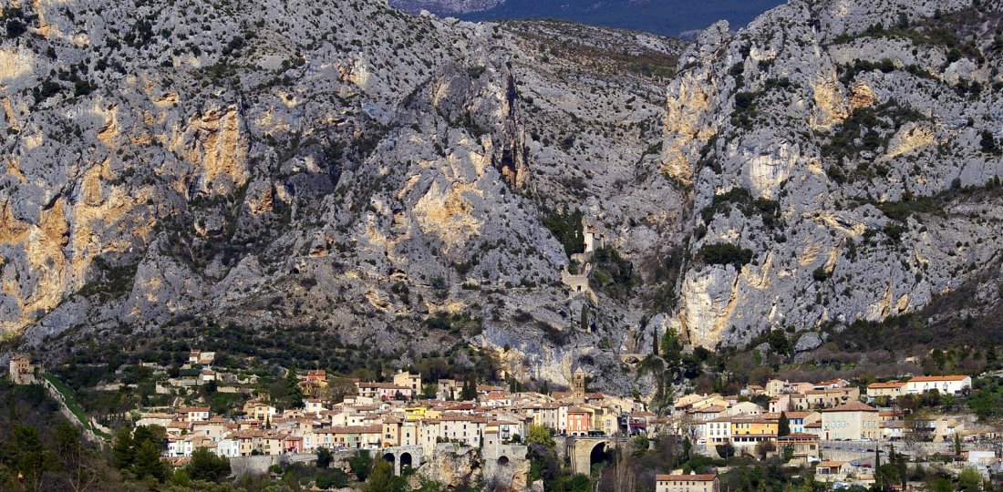 Suggestion de 5 magnifiques itinéraires de randonnée de distances moyennes et longues à effectuer depuis le village de Moustiers