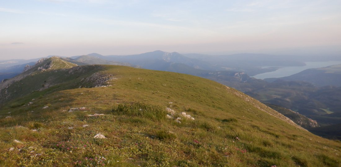 Depuis le sommet du Montdenier, perspective sur la crète du massif et lac de Sainte-Croix