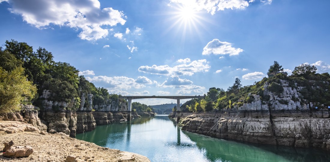 Une grande randonnée en itinérance dont le parcours sera jalonné par des panoramas très séduisants sur les basses gorges du Verdon ; comme ici sur le territoire de la commune de Quinson...