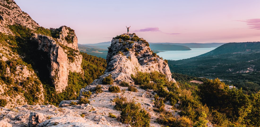 Découvrez l'ensemble des randonnées pédestres incontournables au départ de Moustiers-Sainte-Marie !