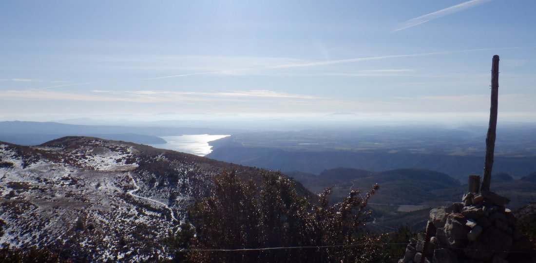 Dans les derniers kilomètres de la montée, lorsque le sommet du Pavillon est en approche, la vue sur le lac de Sainte-Croix se dégage beaucoup plus nettement...