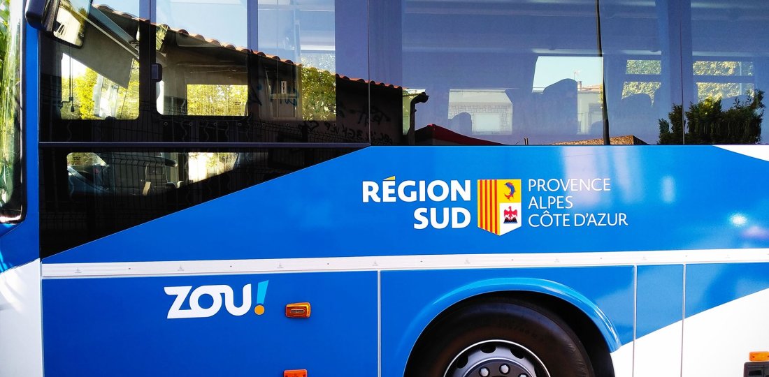Un bus "ZOU!", le réseau de transports en commun de la Région Sud Provence-Alpes-Côte d’Azur.