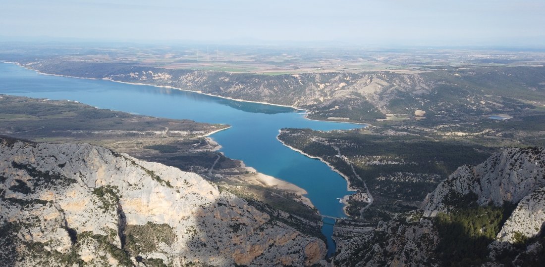 La crête de l'Issioule et sa vue à couper le souffle sur l'embouchure des gorges du Verdon, le pont du Galetas, le lac de Sainte-Croix et le plateau de Valensole !