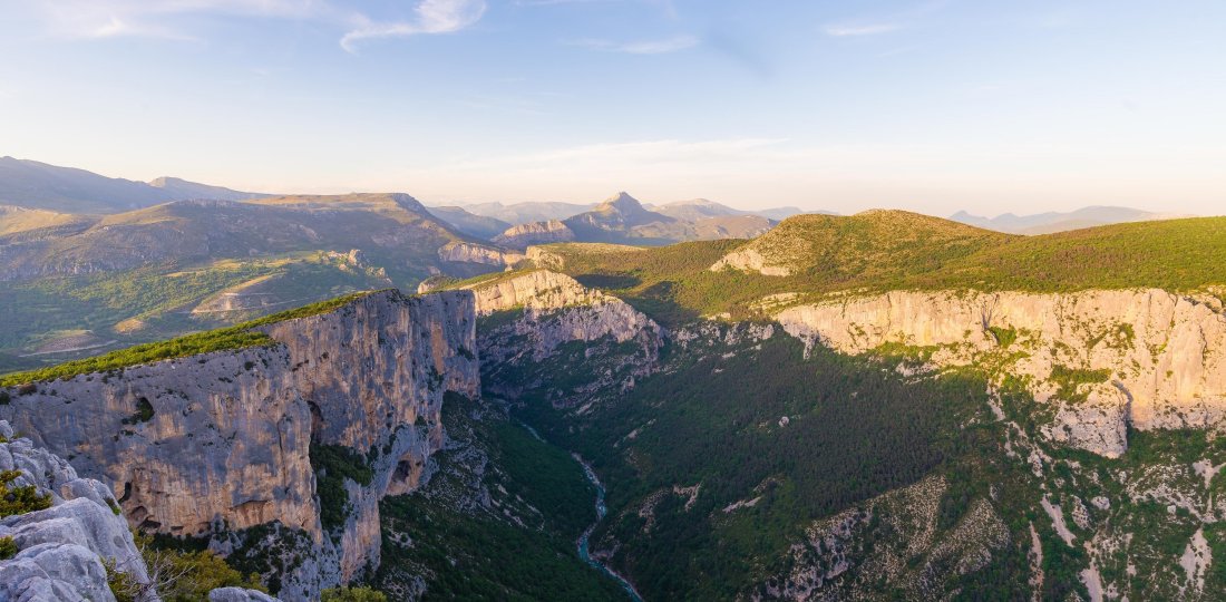 L'un des superbes points de vue de la célèbre "Route des Crêtes" (D23) : LA route panoramique des Gorges du Verdon ! (©AD04-Teddy Verneuil)