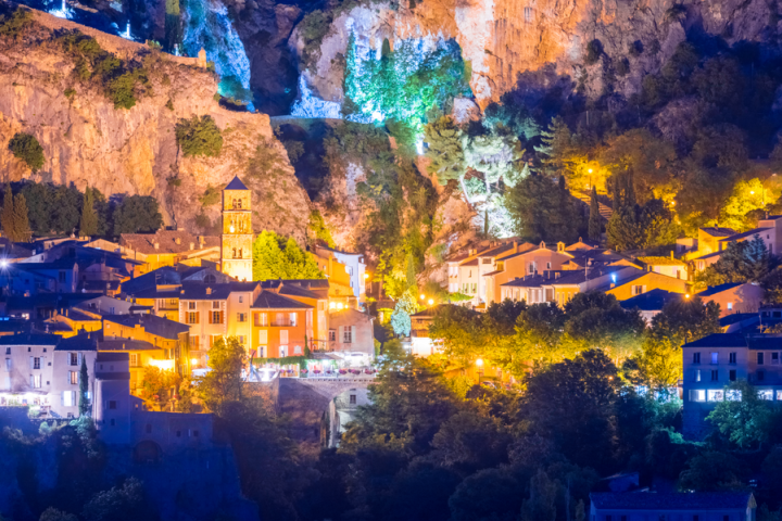 Moustiers by night