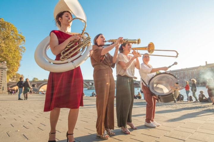 "Music in the spotlights" : Wander around with the WONDER BRASS BAND !_Moustiers-Sainte-Marie