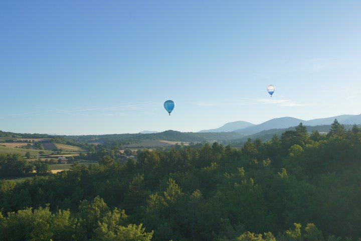 Tout l'offre escalade et activités aériennes de Moustiers et des environs : parapente, montgolfière, etc. ! (©Alpsud Montgolfière)