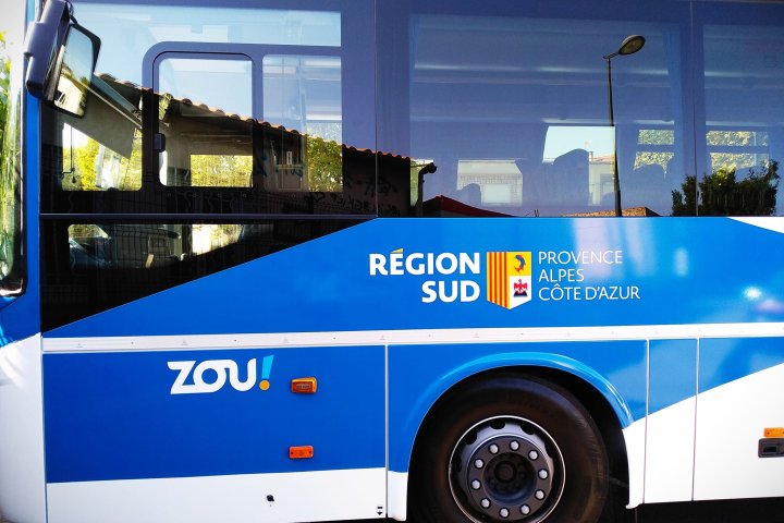 Un bus "ZOU!", le réseau de transports en commun de la Région Sud Provence-Alpes-Côte d’Azur.
