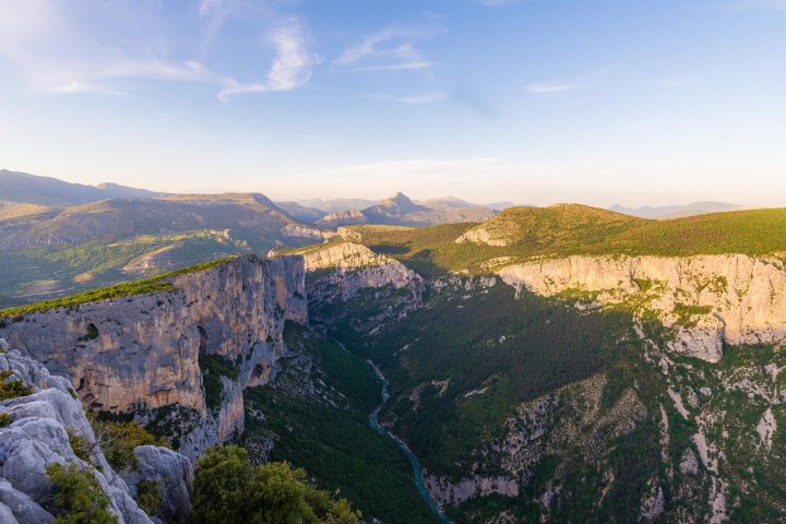 L'un des superbes points de vue de la célèbre "Route des Crêtes" (D23) : LA route panoramique des Gorges du Verdon ! (©AD04-Teddy Verneuil)