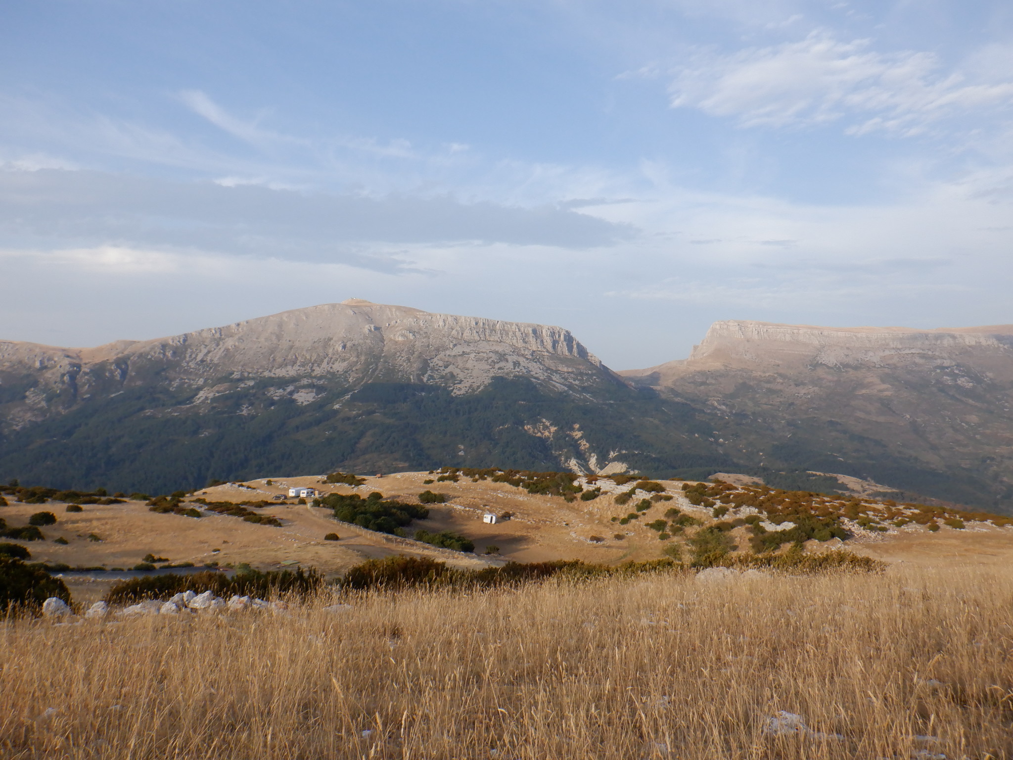 Depuis le pied du Pavillon, regard vers l'est et les massifs du mont Chiran et du Mourre de Chanier.