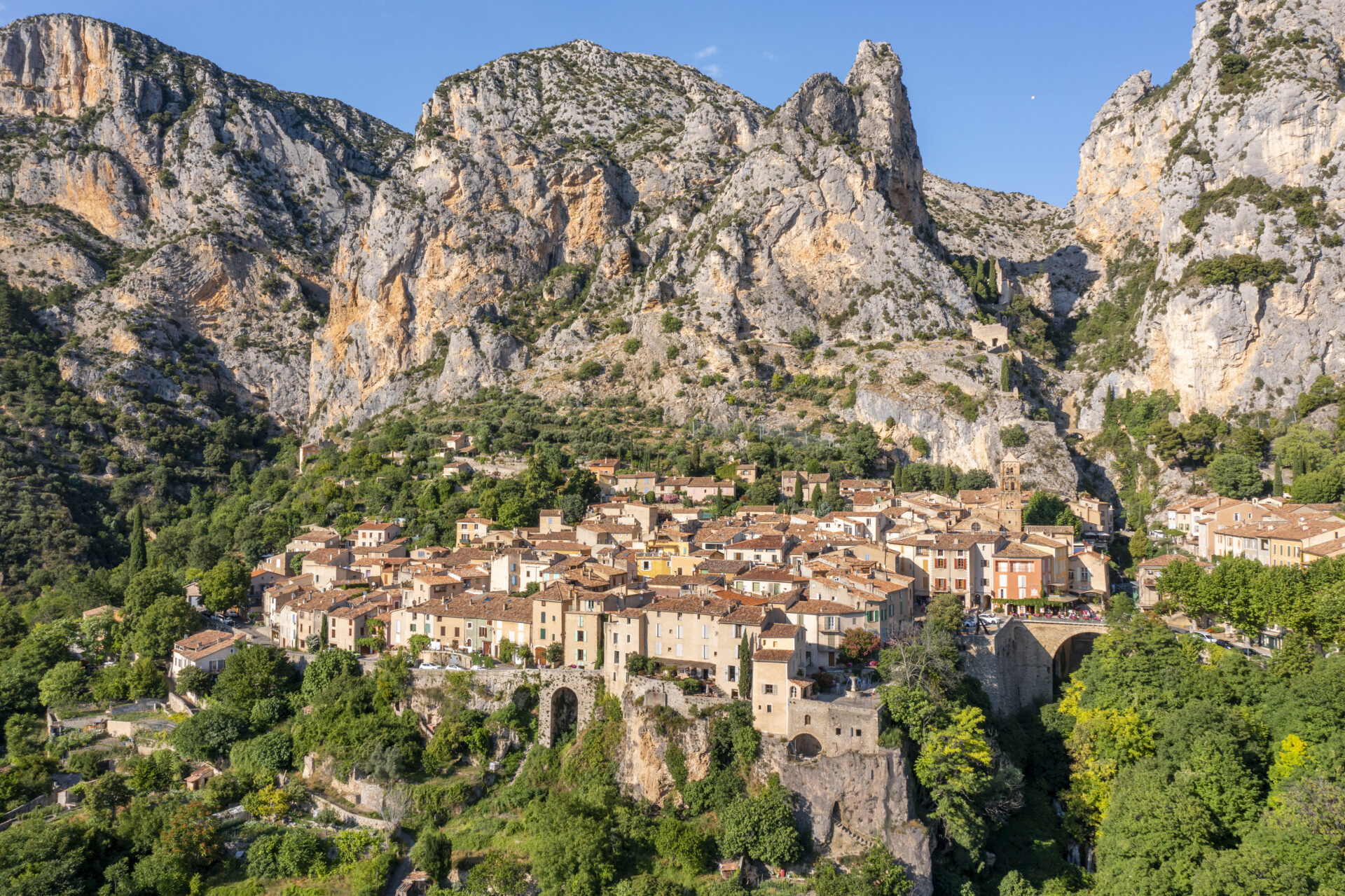 Moustiers et ses falaises